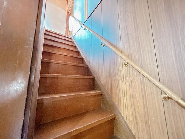 【リフォーム中】階段です。床材の張替え、手すり・ノンスリップの設置で使いやすく安全にリフォームしていきます。