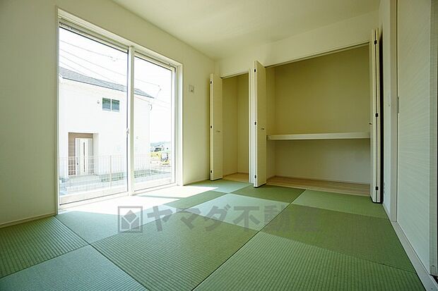 居心地も良い和室は、ワークスペースとしても有効。お仕事を頑張ってちょっと疲れたら、畳に寝転がることもできますね。