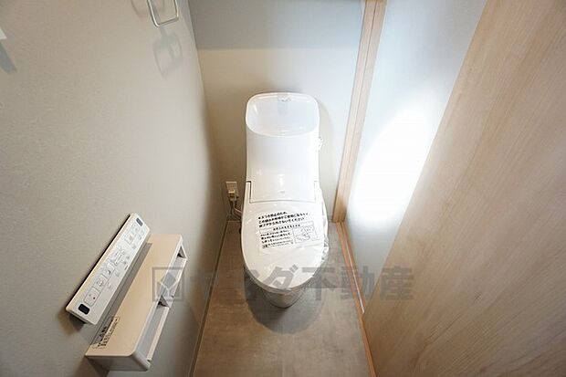 温水洗浄機付トイレです。節水機能もあるので、安心して使えますね。壁リモコンタイプのウォシュレット付き。すっきりした見た目で、トイレ奥の掃除もしやすいです。