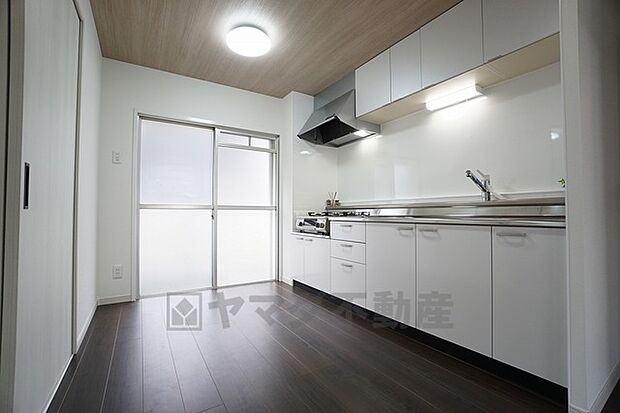 部屋の端に位置する壁付けキッチンは、デッドスペースができにくく、リビング・ダイニングを無駄なく広く活用できます。