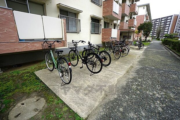 敷地内に駐輪場有り。古賀駅まで自転車6分（850ｍ）、通勤通学便利＾＾小学校やコンビニも近く、周辺環境充実。