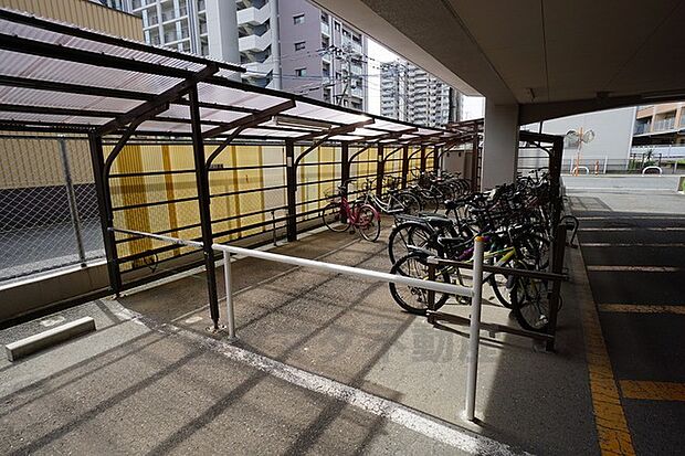 屋根付き駐輪場。JR柚須駅まで自転車9分（2.2ｋｍ）。博多駅まで2駅なので、通勤通学しやすく便利＾＾