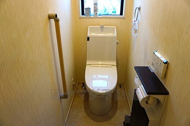 温水洗浄機付トイレです。壁リモコンタイプのウォシュレット付き。すっきりした見た目で、トイレ奥の掃除もしやすいです。