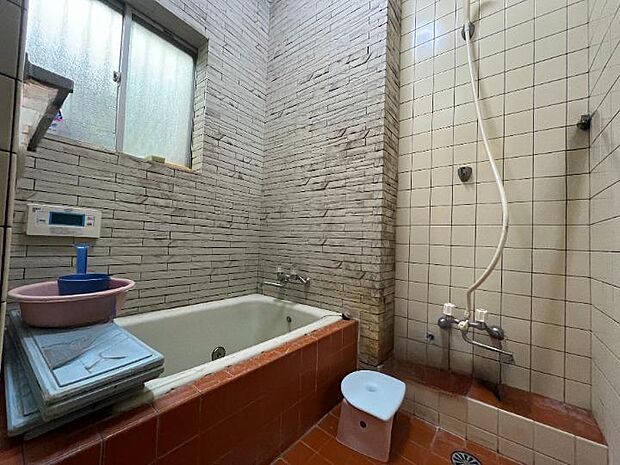 窓のある浴室は明るく、一気に空気の入れ替えもでき清潔に保てます♪