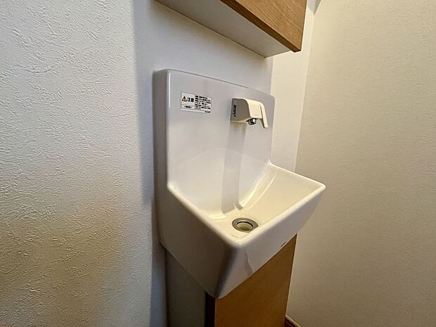 トイレには便利な手洗い器付き！