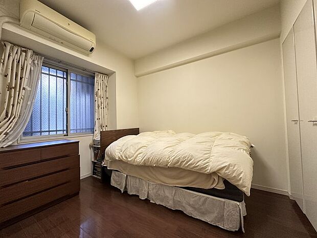 大きなベッドを置いてもゆとりが持てる広々とした洋室。居心地の良い空間です♪