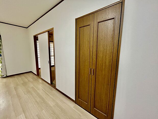 各居室に収納付、ナチュラルな木目調の収納扉はどんな家具にもマッチして、居心地の良いプライベートタイムを演出します。