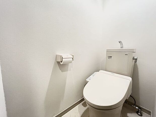 清潔感のあるトイレ。快適な温水洗浄便座付きでトイレのあとも清潔に。