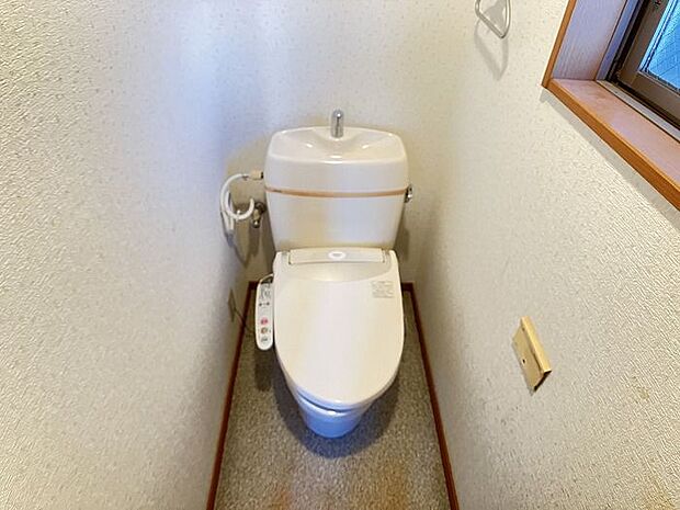 【1階トイレ】温水洗浄便座になっております。