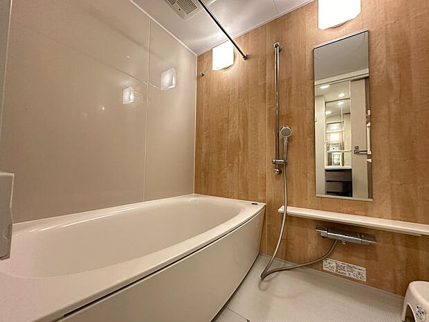 ゆったりと足を延ばしてくつろげる浴室。ご家族での入浴にもゆとりがある広さです。
