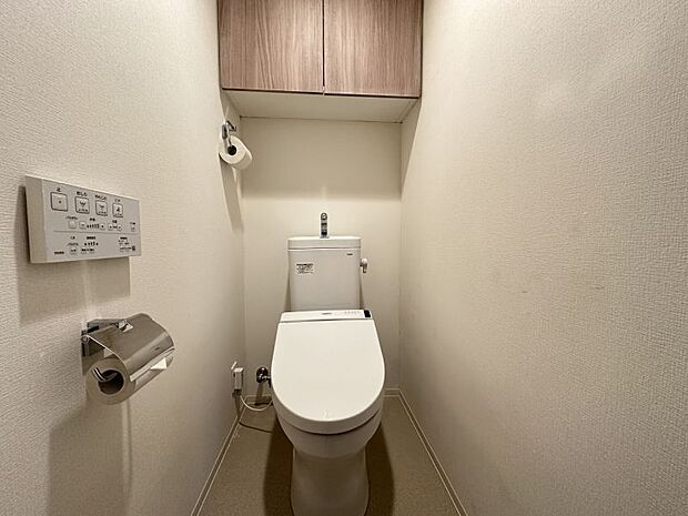 快適な温水洗浄便座付トイレ。上部収納があり、各種ストックや掃除用具もすっきり片付きます◎