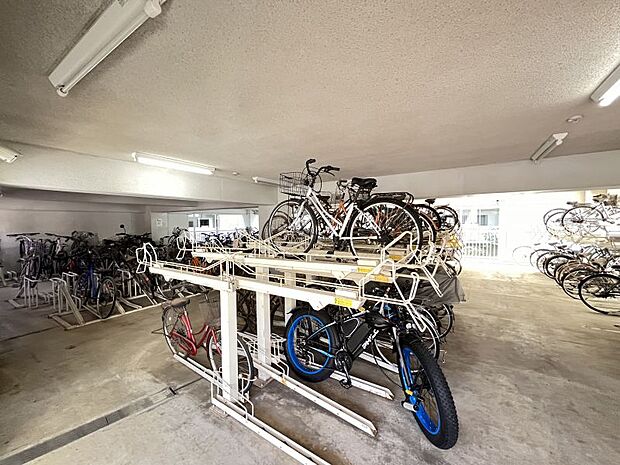 自転車置場　無償で利用可能。屋根付きで雨風の影響を受けにくく、自転車が長持ちします。
