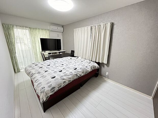 1階洋室（約8.0帖）シングルベッド2台おいても余裕がある広さ。ご夫婦の寝室におすすめです♪