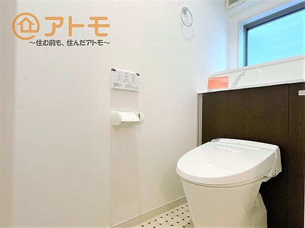 清潔感のあるトイレです♪　収納も設置されているので、掃除用具や消耗品なども収納可能です！