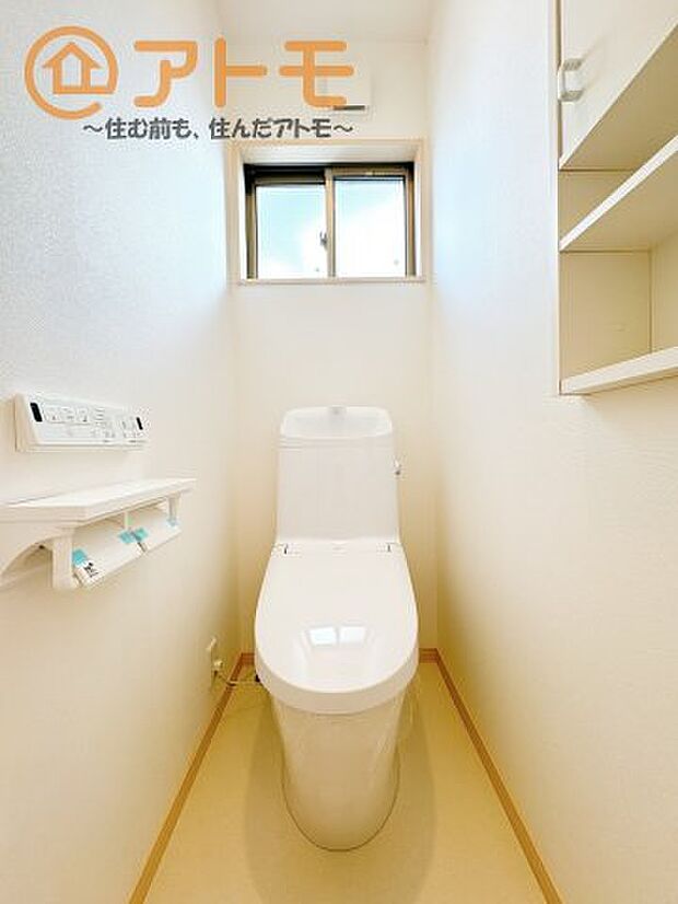 清潔感のあるトイレです♪　棚も設置されているので、掃除用具や消耗品なども収納可能です！