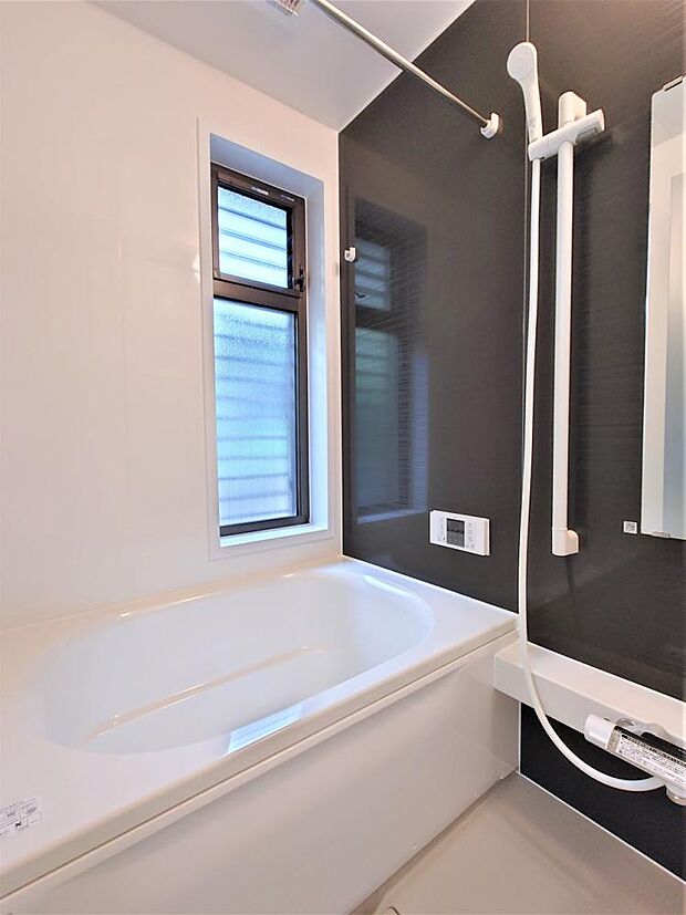【リフォーム済】浴室はハウステック製の新品のユニットバスに交換します。広々とした浴槽で、1日の疲れをゆっくり癒すことができますよ。