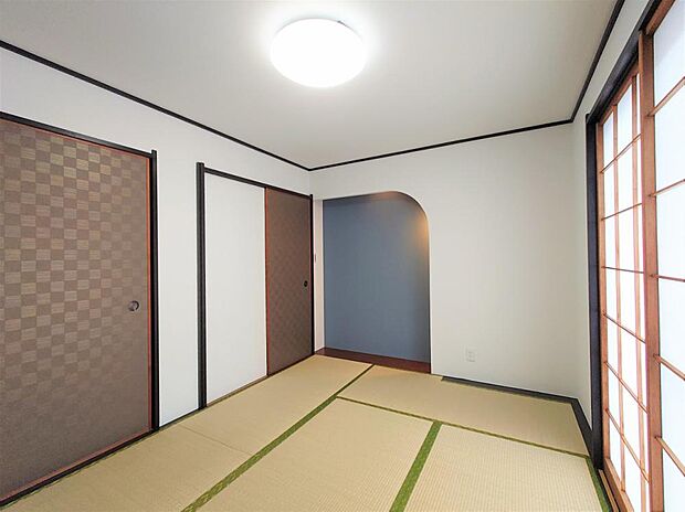 【リフォーム済】1階和室を撮影。天井、壁はクロス張替えを行い、畳は表替えしました。客間としてもお使いいただける広々とした6帖の和室です。