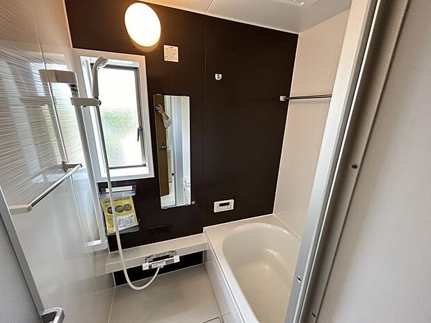 【内外装リフォーム済】浴室はハウステック製の新品のユニットバスに交換します。新品の浴槽で、1日の疲れをゆっくり癒すことができますよ。うれしい浴室乾燥機付き。冷暖房もついているので、夏場や冬場も寒暖差が