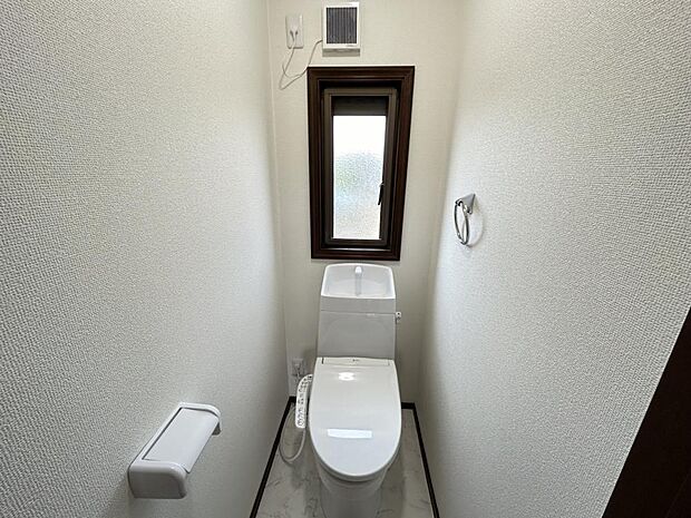 【内外装リフォーム済】トイレはジャニス工業製の温水洗浄機能付きに新品交換します。表面は凹凸がないため汚れが付きにくく、継ぎ目のない形状でお手入れが簡単です。節水機能付きなのでお財布にも優しいですね。