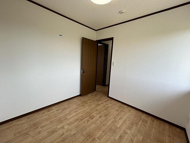 【内外装リフォーム済】2階4.5帖洋室別角度写真です。床クッションフロア重ね張り、クロス張替、照明交換予定です。お子様のお部屋や収納部屋としてもお使いいただけます。