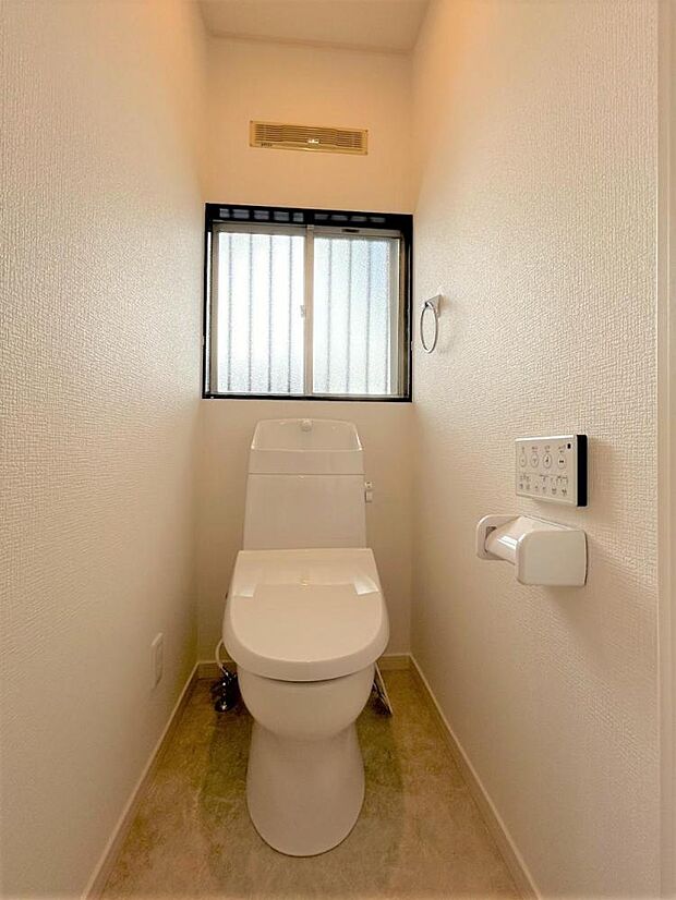 【内外装リフォーム中5/3更新】1階のトイレはLIXIL製の温水洗浄機能付きに新品交換します。キズや汚れが付きにくい加工が施してあるのでお手入れが簡単です。直接肌に触れるトイレは新品が嬉しいですよね。