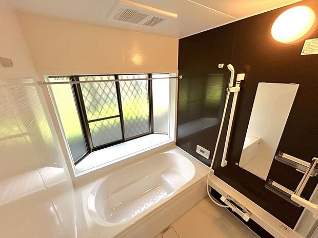 【内外装リフォーム完成】浴室はハウステック製の新品のユニットバスに交換します。足を伸ばせる1坪サイズの広々とした浴槽で、1日の疲れをゆっくり癒すことができますよ。