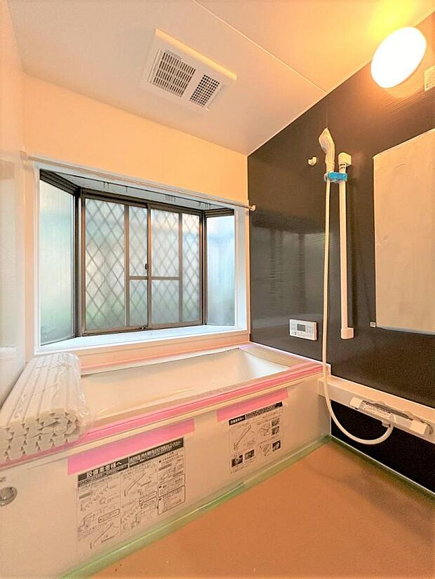 【内外装リフォーム中5/4撮影】浴室はハウステック製の新品のユニットバスに交換します。足を伸ばせる1坪サイズの広々とした浴槽で、1日の疲れをゆっくり癒すことができますよ。