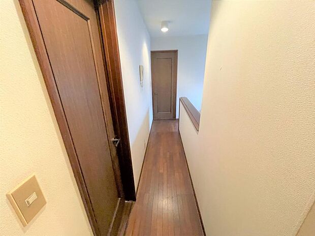 【内外装リフォーム中4/27更新】2階廊下写真です。各部屋居室の動線がいいつくりとなっております。床クッションフロア重ね張り、クロス張替、照明交換予定です。