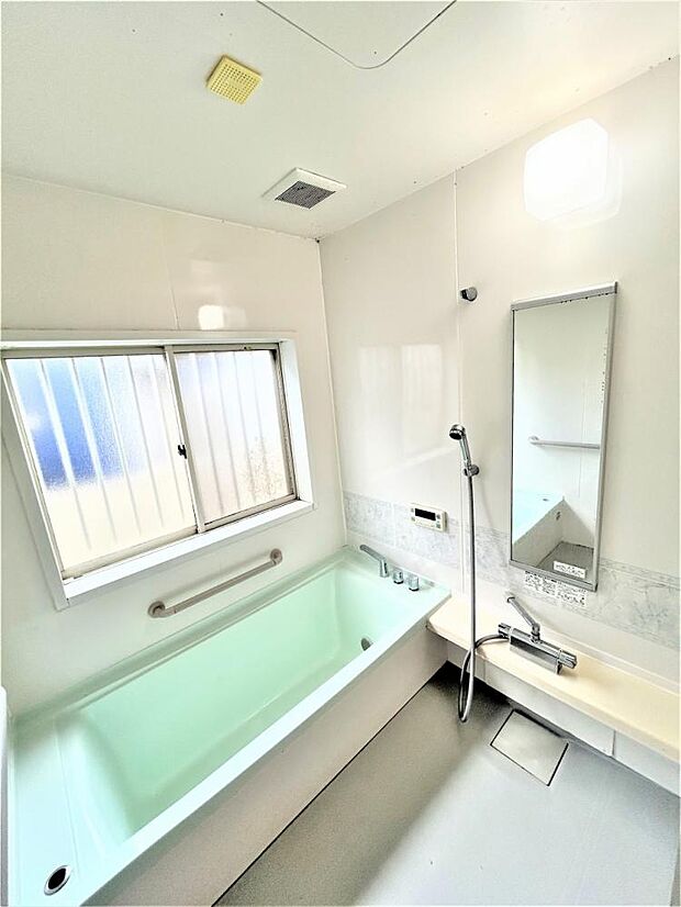 【内外装フルリフォーム中4/28更新】浴室を撮影致しました。浴室はクリーニングとシャワーホースの交換を致します。一坪タイプの浴室になるので、足を延ばしてくつろげる空間となっております。