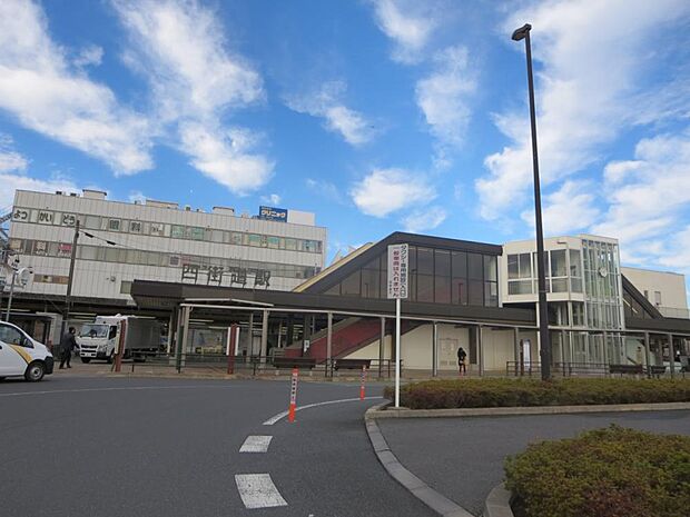 【周辺環境　駅】JR総武本線四街道駅まで約2.2km(車で約5分)です。千葉駅方面および東京方面にアクセスできますので通勤通学に便利ですね。