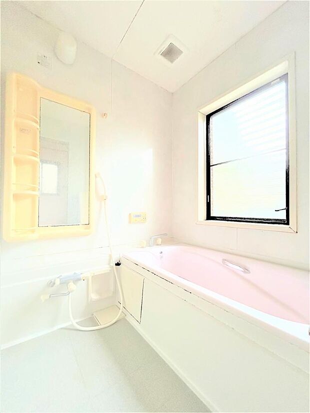 【期間限定現況販売5/27まで】バスルームを撮影。清潔感のある明るいお風呂です。ゆったり浸かれる一坪サイズのお風呂は日々の疲れを癒すのにぴったりですね。