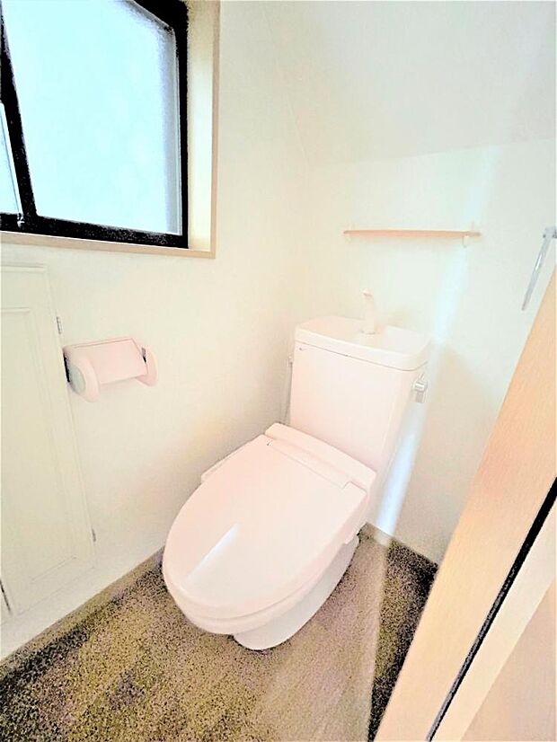 【期間限定現況販売5/27まで】トイレは洋式水洗トイレになります。表面は凹凸がないため汚れが付きにくく、継ぎ目のない形状でお手入れが簡単です。