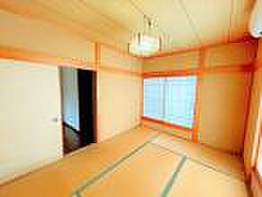 【期間限定6月30日まで現況販売中】2階6帖の和室を撮影しました。こちらも2面採光できるお部屋で朝日に包まれながらふ頭から起きられます。