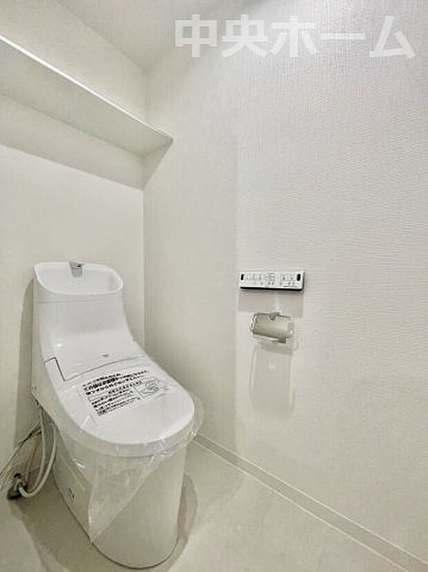 【トイレ】　収納スペースをしっかりと確保したウォシュレット機能付きトイレ。ウォシュレットは清潔にお使いいただくための大切なアイテムです。