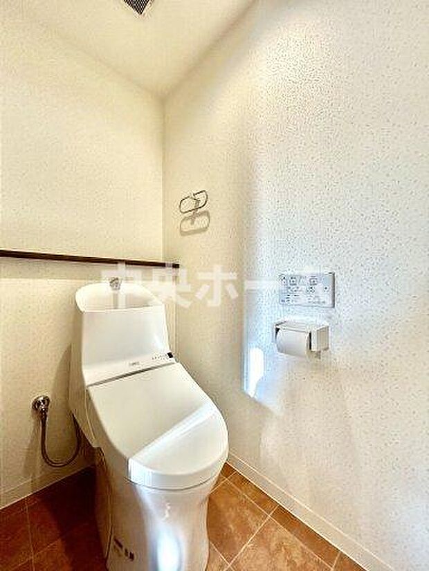 【トイレ】　収納スペースをしっかりと確保した温水洗浄便座機能付きトイレ。温水洗浄便座は清潔にお使いいただくための大切なアイテムです。