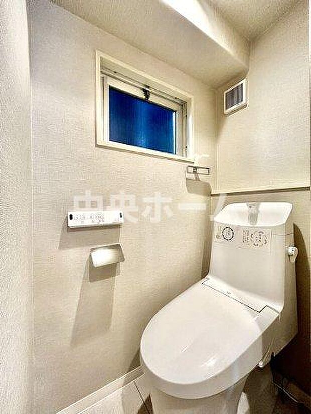 【トイレ】　温水洗浄便座機能付きトイレ。温水洗浄便座は清潔にお使いいただくための大切なアイテムです。