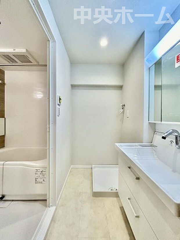 【洗面所】明るい洗面所は朝をすっきりさせてくれる空間です。バタバタしている忙しい朝でも収納が多い洗面台では短い時間で効率良く支度ができます。
