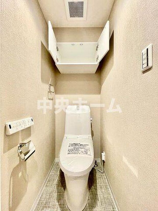 【トイレ】　収納スペースをしっかりと確保した温水洗浄便座機能付きトイレ。温水洗浄便座は清潔にお使いいただくための大切なアイテムです。