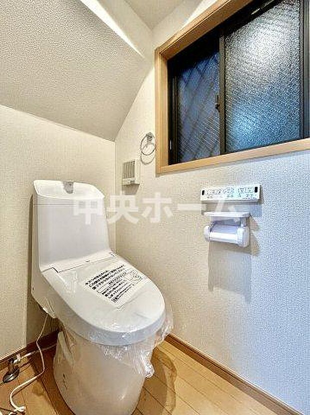 【トイレ】　収温水洗浄便座機能付きトイレ。温水洗浄便座は清潔にお使いいただくための大切なアイテムです。