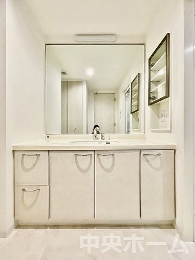 【洗面化粧台】身だしなみを整えやすい事はもちろんですが、鏡の後ろに収納スペースを設ける事により、散らかりやすい洗面スペースをすっきりさせる事が出来るのも嬉しいですね