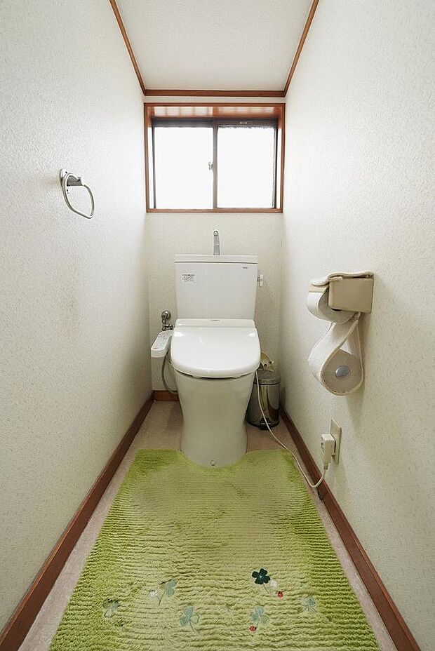 奥行きがあり、ゆったりとした1階トイレ。2階にもあります（2017年改修工事済）