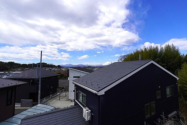 富士山や丹沢の山の一部が遠望できるバルコニー（西側眺望ですが、天候によります）