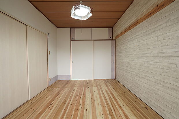 木の床材と和の空間がマッチした南側６帖の洋室。落ち着いた雰囲気の個性的な空間です