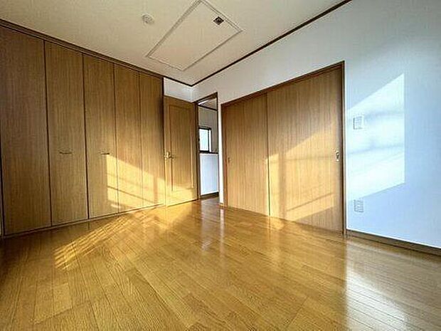 柔らかい陽光が差し込む明るいお部屋を演出する設計。彩光の取れる窓が気持ちの良いお部屋を創り上げます。
