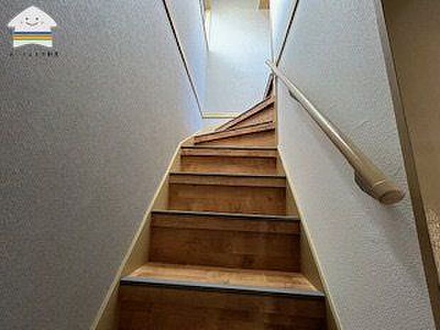 階段は手すり付きで安心です♪