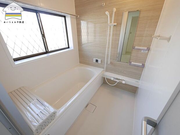 【浴室乾燥機付】お風呂は1坪のユニットバスです。浴室暖房と浴室乾燥がついており、寒い日も暖かく入れ、梅雨の日の洗濯物の乾燥もできちゃいます♪