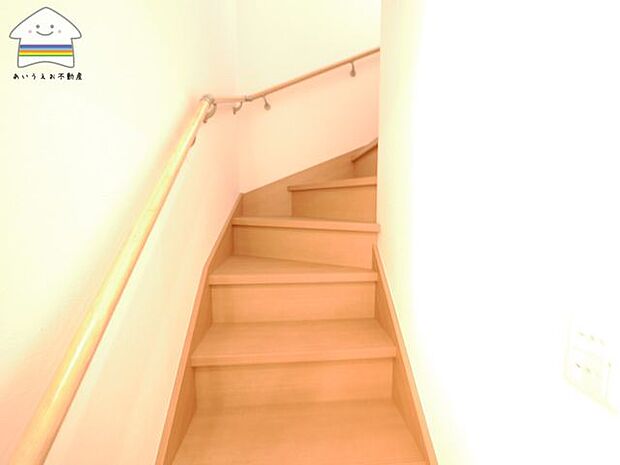 【手摺付き階段】手摺付きで安全面に考慮した階段です♪