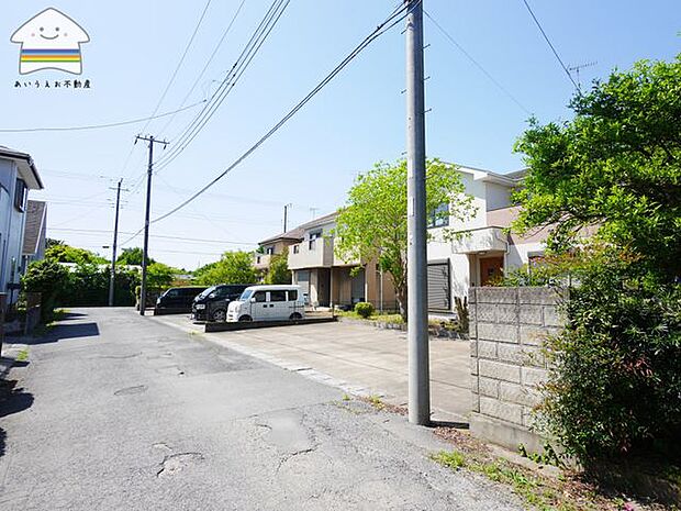 広々とした前面道路で駐車楽々です♪