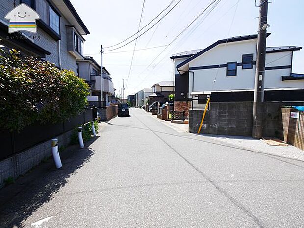 広々とした前面道路で駐車楽々です♪