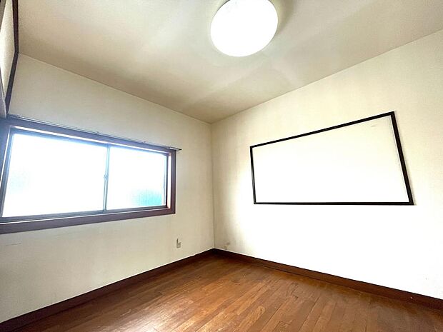 2階6帖洋室、２面採光で明るく、快適なスペースです。